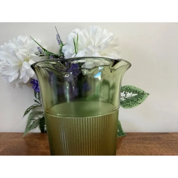Vintage Olive‎ Green Ribbed Glass Vase – Flared Ruffled Rim Mid-Century Style - Picture 6 of 7